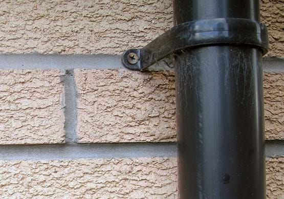 Picture of a drainpipe on a wall