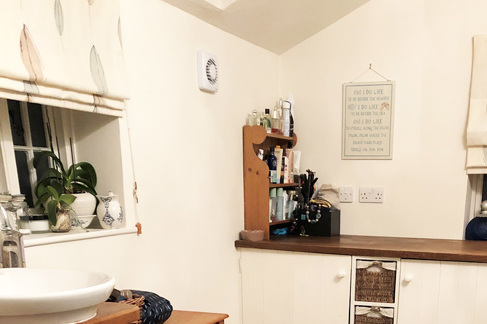 Sut dylwn i awyru fy ystafell ymolchi?