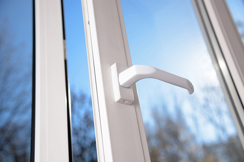 A fydd fy ffenestri a fy nrysau newydd yn y gegin yn broblem?